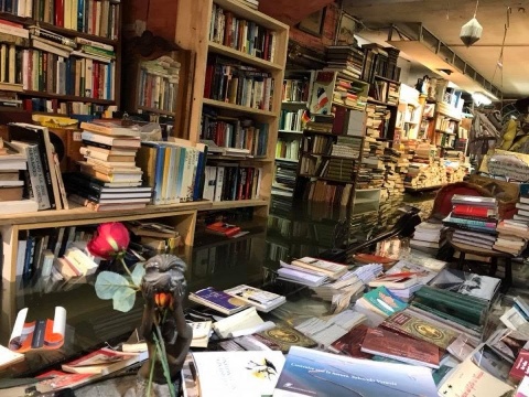 Venezia, la Libreria Acqua Alta è pronta a rinascere con la città 11
