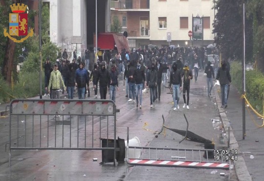 Roma, scontri durante Lazio-Atalanta. 13 ordinanze di misure cautelari eseguite dalla Polizia di Stato 27