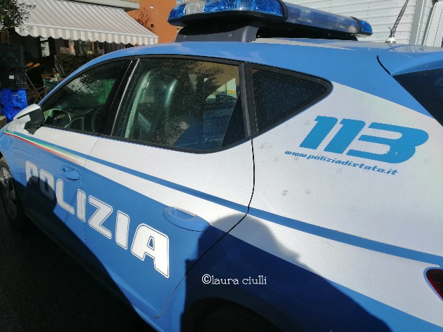 Disperata senza più da mangiare chiede aiuto alla Polizia. Gli agenti del Commissariato Sant’Ippolito la soccorrono 1