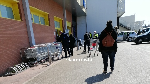 Covid-19, in vigore nuove norme anticontagio nei negozi e supermercati 21
