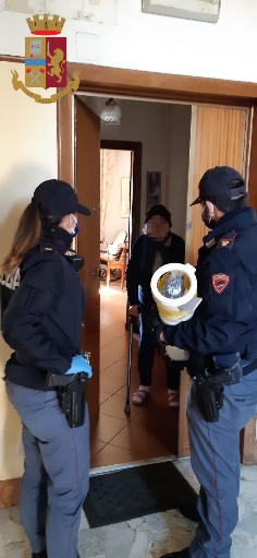 Coronavirus Roma, nonnina di 95 anni senza bombola di ossigeno. La Polizia di Stato la aiuta 9