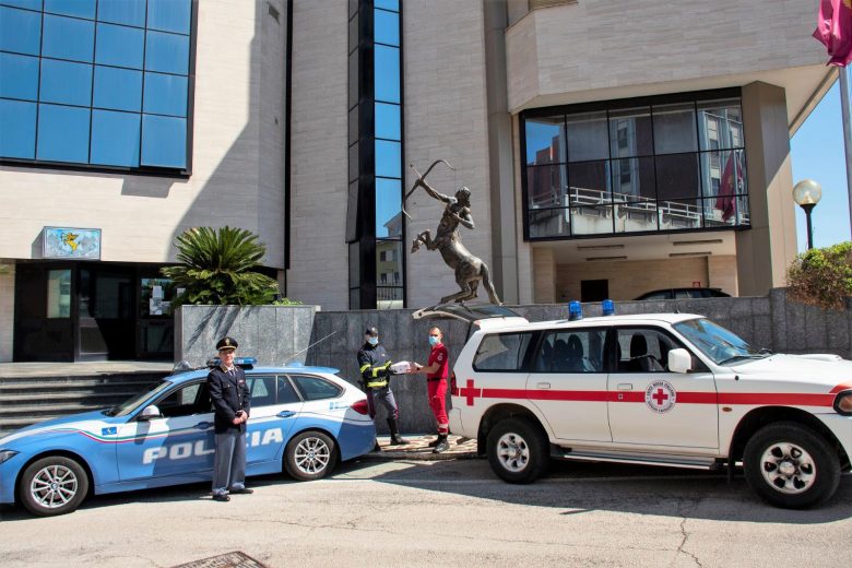 Covid-19, la Polizia di Stato Ascoli Piceno dona pacchi viveri alla Croce Rossa locale 1