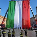 Viterbo, il Tricolore in Prefuttura posto dai Vigili del Fuoco 4 Viterbo, il Tricolore in Prefuttura posto dai Vigili del Fuoco 3