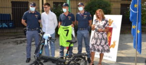 Novara, Polizia regala una bici a Riccardo