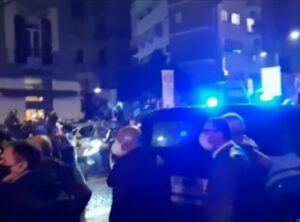 Napoli, guerriglia lockdown