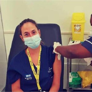 Elena Baraldidi, la prima vaccinata a Londra
