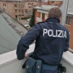 Modena, 84enne in bilico sul cornicione per buttarsi, salvata dai poliziotti 1