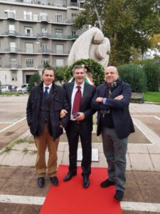 Al centro Giorgio Bisanti scultore de”L’abbraccio”. Ai due lati Fabrizio Locurcio e Paolo Crisafi, ideatori della «Giornata in Onore dei Caduti delle Forze di Polizia»