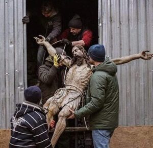 La statua di Gesù Cristo il Salvatore rimossa dalla cattedrale armena di Leopoli e portata in un bunker, per proteggerla dai bombardamenti russi