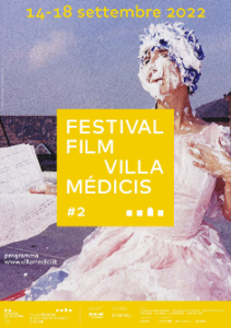 Il Festival di Film di Villa Medici 2022 svela la selezione dei film in concorso Nell'ambito della seconda edizione del Festival di Film di Villa Medici che si terrà a Roma da mercoledì 14 a domenica 18 settembre 2022, saranno presentati quattordici film in competizione internazionale. Queste produzioni, di tutte le durate e i generi, includono 2 film presentati in prima mondiale e 9 prime italiane. Anche quest'anno, artisti, registi e pensatori di tutti i continenti si danno appuntamento a settembre a Villa Medici per celebrare la vitalità delle pratiche cinematografiche contemporanee attraverso una selezione di proposte – film d’autore, cinema d'essai, fiction o documentari – che si distinguono per l'originalità del discorso o della forma. In un'epoca in cui lo storytelling è nella migliore delle ipotesi uno strumento di lavoro e nella peggiore dei casi un'arma da guerra, gli artisti e i registi contemporanei sono necessariamente messi di fronte alla questione della narrazione, intima o politica, in un movimento riflessivo che mette in discussione la materia stessa della loro arte. Ciascuna delle opere in gara sovverte a suo modo i codici di questi racconti individuali o collettivi. Sostituire il racconto dei vincitori con quello dei vinti significa riscrivere la storia alla luce di una «morale della minoranza» (per riprendere le parole del filosofo francese Didier Eribon). In MOUNE Ô di Maxime Jean-Baptiste, le comparse di un film sulla colonizzazione della Guyana rivendicano l’immagine del loro popolo assente dall'immaginario francese; in MANGROVE SCHOOL di Filipa César e Sónia Vaz Borges, gli scolari guerriglieri sistemano quaderni e matite tra le mangrovie della Guinea-Bissau. Questi personaggi assenti dalle rappresentazioni del secolo scorso fanno gioiosamente irruzione nel nostro secolo, sfrenati, orgogliosi e con una smorfia sul viso. Come la strana figura, senza sesso né età identificabili, che impersona l’artista guatemalteco maya Edgar Calel in XAR scritto insieme a Fernando Pereira dos Santos: un essere la cui potenza originale fa esplodere qualsiasi cosa attraversi, tanto lo spazio quanto il tempo. Un misticismo politico su cui lavora anche l’artista libanese Ali Cherri con LE BARRAGE, la sua favola di resistenza girata nel Sudan in guerra. Questa ricerca di un'altra narrazione avviene spesso attraverso il ritratto degli Antichi, in una filiazione che i film mettono in discussione. Sparite le «memorie dei nostri padri» al loro posto ci sono le nonne, protagoniste della trasmissione al centro di KICKING THE CLOUDS di Sky Hopinka, cineasta indiano d’America, e di INTO THE VIOLET BELLY dell'artista tedesca di origine vietnamita Thùy-Hân Nguyễn-Chí, rivelazione dell'ultima Biennale di Berlino. Questi antenati, ai cui film si richiamano, sono anche gli artisti che li ispirano. In À VENDREDI, ROBINSON, Mitra Farahani, con il suo inimitabile talento nell'ammansire le anime selvagge, riunisce Ebrahim Golestan e Jean-Luc Godard in una favola inaspettata in cui è difficile dire chi sia più serio o più malizioso. Éric Baudelaire raccoglie la parola del compositore d’avanguardia Alvin Curran contestualizzandola nella Roma delle Brigate Rosse in WHEN THERE IS NO MORE MUSIC TO WRITE, AND OTHER ROMAN STORIES. Dopo L'estate di Giacomo e I tempi felici verranno presto, Alessandro Comodin continua a lavorare sul territorio del suo paesino al confine tra Friuli e Veneto, con il ritratto di un poliziotto sognatore e strampalato, GIGI LA LEGGE, suo zio, che sfata i luoghi comuni più duri a morire sul Nord e il Sud dell'Italia. Altro territorio assurdo e familiare nel secondo lungometraggio di Tyler Taormina, HAPPER’S COMET, sorprendente ritratto notturno e lynchiano della classe media di una città di medie dimensioni, che condivide i segreti silenziosi di coloro che il cinema non riprende mai. Ma per far ascoltare una storia è necessario innanzitutto ascoltarla. Con SAINT OMER, la sua prima fiction, la documentarista Alice Diop mette in scena la storia di una madre infanticida. Questo andirivieni tra parlare e sentire rivelerà le ferite politiche della società francese. Il cinema pensa l’inascoltabile, ma anche l’inguardabile. In DE HUMANI CORPORIS FABRICA, Véréna Paravel e Lucien Castaing-Taylor (Léviathan, Caniba) penetrano all'interno del corpo umano con le nuove telecamere che i medici usano per gli interventi chirurgici o le diagnosi. Tra sacro e volgare, gli organi e gli stati convocati – l’occhio, il sesso, il cuore, il cervello, l’oblio, la morte, la nascita – creano vere e proprie deflagrazioni metafisiche. Infine, raccontare l’irraccontabile, è il compito doloroso che si è dato la scrittrice siriana Samar Yazbek, di cui il nuovo film di Rania Stephan, LE CHAMP DES MOTS, fa un indimenticabile ritratto – quello di un essere la cui umanità è irrimediabilmente ferita. THE DEMANDS OF ORDINARY DEVOTION, il titolo del film di Eva Giolo, potrebbe riassumere da solo la domanda che anima i film della competizione internazionale 2022. Come abitare il nostro mondo malato? La giovane artista belga risponde con un inventario di gesti di cura, quelli che ci inseriscono ogni giorno nel tempo della vita e della creazione. Le proiezioni dei film in concorso saranno seguite da incontri con i registi presenti a Villa Medici e saranno completate da una programmazione parallela Focus che invita a scoprire film di artisti fuori concorso, masterclass e incontri. Infine, ogni sera, il pubblico del festival si riunirà sul Piazzale, davanti alla facciata storica e ai giardini di Villa Medici, per proiezioni all'aperto di film recenti, tra cui numerose anteprime, ma anche classici del cinema in versione restaurata. La giuria, composta da Marie Losier, Pietro Marcello e Sylvain Prudhomme, svelerà il suo palmarès durante la grande serata di sabato 17 settembre. La giuria assegnerà due premi: il Premio Villa Medici per il miglior film e il Premio della Giuria per un film originale particolarmente apprezzato dai giurati. Questi premi, che prevedono compensi in denaro, offriranno l’opportunità ai due autori o alle autrici di essere ospiti in residenza presso Villa Medici. I 14 film selezionati nella competizione internazionale À VENDREDI, ROBINSON di Mitra Farahani (2022, Francia, Svizzera, Iran, Libano, 97') Prima romana La cronaca di un incontro cinematografico, forse impossibile, tra Ebrahim Golestan e Jean-Luc Godard, due grandi artisti che in Occidente non godono della stessa notorietà. LE CHAMP DES MOTS di Rania Stephan (2022, Libano, 70’) Prima mondiale Il cinema e la letteratura possono catturare la tragedia della guerra? Dialogando con la scrittrice siriana Samar Yazbek, il film tesse elementi visivi e sonori per dare un senso alla violenza del mondo. DE HUMANI CORPORIS FABRICA di Véréna Paravel e Lucien Castaing-Taylor (2022, Francia, 115’) Prima italiana Questo film consegna il corpo al cinema. Si scopre che la carne umana è un paesaggio sorprendente che esiste solo grazie agli sguardi e alle attenzioni altrui. GIGI LA LEGGE di Alessandro Comodin (2022, Italia, Francia, Belgio, 102’) Prima italiana Gigi è un agente di polizia in una zona di campagna dove non succede mai nulla. Un giorno, però, una ragazza si getta sotto un treno. Non è la prima volta che succede. Di fronte a questa ondata di suicidi inspiegabili, Gigi inizia a indagare su uno strano mondo, tra realtà e fantasia. HAPPER'S COMET di Tyler Taormina (2022, Stati Uniti, 62') Prima italiana Il tempo di una notte, la vita di quartiere nei sobborghi di Long Island in pieno lockdown. La vita notturna si anima e vari residenti escono di nascosto al buio... INTO THE VIOLET BELLY di Thùy-Hân Nguyến-Chí (2022, Belgio, Germania, Islanda, Malta, 19’) Prima mondiale La gallina è il travestimento dell'uovo. La gallina esiste affinché l'uovo possa sopravvivere nelle varie epoche. A questo serve una madre. L'uovo vive come un fuggitivo, sempre in anticipo sui tempi: è più che contemporaneo, appartiene al futuro. KICKING THE CLOUDS di Sky Hopinka (2021, Stati Uniti, 15') Prima italiana Un'esplorazione poetica dell'origine indigena del registra basata su una registrazione audio di sua nonna che cerca di imparare con la madre la lingua Pechanga, già in via di estinzione 50 anni fa. LE BARRAGE di Ali Cherri (2022, Francia, Sudan, Libano, Germania, Serbia, Qatar, 80') Prima italiana Sudan, nei pressi della diga di Merowe. Maher lavora in un mattonificio alimentato dalle acque del Nilo. Ogni sera vaga nel deserto per costruire una misteriosa struttura di terra. Mentre il popolo sudanese si ribella per ottenere la libertà, la sua creazione comincia a prendere vita... MANGROVE SCHOOL di Filipa César e Sónia Vaz Borges (2022, Francia, Portogallo, Guinea Bissau, 34’) Prima italiana Una lezione appresa e poi trasmessa dalle registe a seguito del loro studio sulle condizioni di vita degli allievi delle scuole di guerriglia tra le mangrovie della Guinea-Bissau: come camminare? MOUNE Ô di Maxime Jean-Baptiste (2022, Guyana, Francia, Belgio, 16’) Prima italiana Attraverso le immagini dei festeggiamenti che accompagnano la prima di un film in cui il padre del regista interpreta un piccolo ruolo (Jean Galmot aventurier, 1990), Moune Ô rivela la sopravvivenza del retaggio coloniale nell'inconscio collettivo occidentale. SAINT OMER di Alice Diop (2022, Francia, 118') Prima romana Rama, una scrittrice di 30 anni, assiste al processo di Laurence Coly, accusata di aver ucciso sua figlia. Questa la porterà a mettere in discussione la verità della sua propria esperienza di maternità. THE DEMANDS OF ORDINARY DEVOTION di Eva Giolo (2022, Italia, 12'06) Prima italiana Costruito a partire da un gioco di casualità e di incontri in laboratori e case di Roma, questo film invita a riflettere sul processo di produzione, sulla prospettiva della maternità, sulle incertezze della creazione, sull'equilibrio e la composizione. WHEN THERE IS NO MORE MUSIC TO WRITE, AND OTHER ROMAN STORIES di Éric Baudelaire (2022, Francia, Italia, 59') Prima italiana Tre film in uno sulla figura del compositore d’avanguardia Alvin Curran attraverso il suo rapporto con Roma negli anni '60 e ‘70, segnati dalla lotta rivoluzionaria e dal rapimento di Aldo Moro. XAR - SUEÑO DE OBSIDIANA di Edgar Calel e Fernando Pereira dos Santos (2022, Brasile, 13') Prima italiana L'artista maya kaqchikel Edgar Calel esegue un rituale nel padiglione della Biennale di San Paolo per fare un'offerta ai suoi antenati. Tra sogni e ricordi, il suo viaggio spirituale lo porta a incarnare il suo animale totem. COMITATO ORGANIZZATIVO: Il comitato organizzativo del Festival di Film di Villa Medici è composto da Alizée Alexandre (referente per la programmazione culturale dell'Accademia di Francia a Roma – Villa Medici), Lili Hinstin (programmista e direttrice artistica di festival), Laurent Perreau (autore e regista), Sam Stourdzé (direttore dell'Accademia di Francia a Roma – Villa Medici) e Véronique Terrier Hermann (storica dell'arte e programmista). Ogni anno viene designato un comitato di selezione con il compito di scegliere i film in concorso. COMITATO DI SELEZIONE 2022: Leonardo Bigazzi dal 2008 è curatore del Festival Lo Schermo dell'Arte e dal 2012 di VISIO – European Programme on Artists' Moving Images. Dal 2020 ricopre il ruolo di curatore presso la Fondazione In Between Art Film, per la quale si occupa di commissionare e produrre film d'artista. Farah Clémentine Dramani-Issifou è curatrice di mostre, programmista di film per festival (Settimana della Critica – Festival di Cannes, Festival Internazionale del Film di Marrakech) e ricercatrice. È docente presso la HEAD di Ginevra. Il suo lavoro di ricerca e creazione si concentra sul cinema e le arti visive della diaspora africana. Mathilde Henrot è fondatrice dei siti Festival Scope e Festival Scope Pro con Alessandro Raja. Da molti anni si occupa della programmazione di festival cinematografici online e in sala, tra cui i festival di Sarajevo e Locarno. Lili Hinstin è programmista e direttrice artistica di festival. Referente per il cinema a Villa Medici tra il 2005 e il 2009, è stata programmista per il festival Cinéma du Réel dal 2010 al 2013. Lili Hinstin si è occupata in seguito della direzione artistica del Festival del Film di Belfort (2013-2018) e del Festival Internazionale di Locarno (2018-2020). Contatti: film.festival@villamedici.it