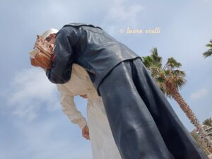 Statua del bacio Civitavecchia pH laura ciulli 