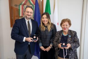 Nelle foto, da sinistra: Nicola Dell’Arciprete, Coordinatore della Risposta UNICEF in Italia, Debora Diodati, Vice Presidente della Croce Rossa Italiana e Carmela Pace Presidente dell’UNICEF ItaliaInfinite Realtà.it