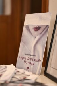 Legate da un filo rosso Bertoni editore Anna Silvia Angelini Nettuno Infinite realtà.it Laura Ciulli 