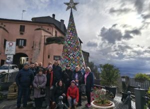 Coloriamo Latera albero di Natale a Latera fatto all'uncinetto infinite realtà.it Laura Ciulli