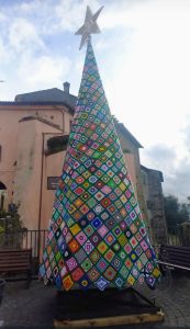 Coloriamo Latera albero di Natale a Latera fatto all'uncinetto infinite realtà.it Laura Ciulli
