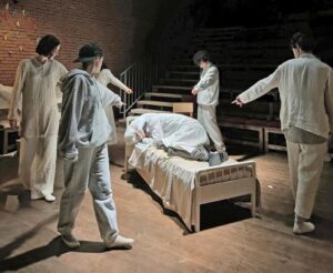 Testo alternativo
L’ULTIMO ABBRACCIO – “CHI COME ME”: OLTRE 50 VOCI PER RACCONTARE L’ECCEZIONALITÀ DI UN FENOMENO TEATRALE

Il documentario di Michele Mally (3D PRODUZIONI, in collaborazione con Teatro Franco Parenti e SKY ARTE) arriva alla Festa del Cinema di Roma il 19 e 21 ottobre. 

Il 21 ottobre doppia proiezione speciale anche al Teatro Franco Parenti di Milano.

Dopo il successo di oltre 30.000 presenze, lo spettacolo di Andrée Ruth Shammah torna in scena dal 2 dicembre 2026

Oltre 50 personalità della cultura, dello spettacolo, della psicologia e della società civile intervengono nel documentario L’ULTIMO ABBRACCIO – “Chi come me”, prodotto da 3D PRODUZIONI in collaborazione con Teatro Franco Parenti e SKY ARTE e diretto da Michele Mally, per mettere in luce le ragioni dell'eccezionalità di “Chi come me”, lo spettacolo teatrale diretto da Andrée Ruth Shammah su testo di Roy Chen, diventato un autentico fenomeno artistico e culturale, capace di coinvolgere profondamente pubblici e generazioni differenti. Il film si prepara ad arrivare alla Festa del Cinema di Roma, dove sarà presentato lunedì 19 ottobre alle ore 17:15 all'Auditorium MAXXI, con una seconda proiezione mercoledì 21 ottobre alle ore 19:00 al Cinema Giulio Cesare. Dopo la prima romana, il documentario sarà inoltre proiettato eccezionalmente nella Sala Grande del Teatro Franco Parenti di Milano, mercoledì 21 ottobre alle ore 18:30 e alle ore 20:30, tornando così nel luogo in cui ha preso vita lo straordinario successo dello spettacolo. I biglietti per le proiezioni romane sono già disponibili sul sito ufficiale della Festa del Cinema di Roma.

Tra le numerose personalità intervistate nel film figurano i filosofi e psicoanalisti Umberto Galimberti e Massimo Recalcati, lo psicologo e psicoterapeuta Matteo Lancini, la cantante e produttrice discografica Caterina Caselli, gli attori Paolo Briguglia, Elena Lietti, Giovanni Crippa e Fausto Cabra, il regista Damiano Michieletto, il manager della comunicazione Stefano Lucchini, Ilaria Borletti Buitoni, già sottosegretaria ai Beni culturali, e Tommaso Sacchi, assessore alla Cultura del Comune di Milano. A questi si affiancano Anna Bandettini, Sara Bertelà, Jean Blanchaert, Amy Boda, Francesco Brandi, Giuseppe Caprotti, Alessandro Ceresi, Loredana Cirillo, Federico De Giacomo, Emmanuelle de Villepin, Sara Della Mea, Alessandra Faiella, Davide Fant, Claudia Fellus, Chiara Ferrara, Domenico Ferrari, Diletta Ferruzzi, Roberta Filannino, Silvia Giulia Mendola, Piero Maccarinelli, Piero Maranghi, Chiara Maraviglia, Marta Merico, Pietro Micci, Federico Parenti, Cosima Parodi, Laura Pasetti, Maurizio Porro, Daniele Santoro, Giampietro Savuto, Marcello Serra, Alia Stegani, Michele Tadini, Raphael Tobia Vogel e Lorenzo Vitalone.

Un insieme di sguardi e sensibilità differenti che contribuisce a restituire il valore di un'esperienza teatrale capace di superare i confini del palcoscenico. Le testimonianze ne approfondiscono la forza della scrittura, la qualità della messinscena e delle interpretazioni, ma soprattutto la capacità di affrontare con autenticità e senza retorica temi delicati e urgenti come il disagio adolescenziale, la solitudine, la fragilità emotiva e la difficoltà di comunicazione tra genitori e figli.

Con oltre 30.000 presenze e più di 300 repliche, “Chi come me” ha saputo trasformare la storia di cinque adolescenti ospiti di un centro di salute mentale in un racconto universale, coinvolgendo non soltanto i giovani, ma anche genitori, educatori e spettatori di ogni età. Un successo che continuerà nella nuova stagione del Teatro Franco Parenti di Milano, dove lo spettacolo tornerà in scena dal 2 al 23 dicembre nella sala che lo ha visto nascere e successivamente, dal 18 al 30 maggio, in Sala Grande, a conferma della straordinaria risposta del pubblico e della persistente attualità dei temi affrontati.

Dopo le proiezioni a Roma e Milano, L’ULTIMO ABBRACCIO – “Chi come me” approderà anche sul piccolo schermo: domenica 25 ottobre alle ore 21:15 sarà trasmesso su Sky Arte e sarà disponibile in streaming su NOW, ampliando ulteriormente la possibilità di conoscere e condividere un'esperienza artistica e umana che ha saputo coinvolgere migliaia di spettatori.

Play	 
L’ULTIMO ABBRACCIO – “Chi come me”

Titolo internazionale: THE LAST EMBRACE – “Someone like me”
Italia, 2026 | Colore | DCP 2K | 75’
Lingua: italiano con sottotitoli inglesi

Regia: Michele Mally
Soggetto: Andrée Ruth Shammah
Sceneggiatura: Andrée Ruth Shammah, Matteo Moneta
Fotografia: Lorenzo Giromini
Montaggio: Sol Capasso

Interpreti, in ordine alfabetico: Sara Bertelà, Paolo Briguglia, Fausto Cabra, Giovanni Crippa, Elena Lietti, Silvia Giulia Mendola, Pietro Micci
e con: Bea Barret, Amy Boda, Federico De Giacomo, Chiara Ferrara, Roberta Filannino, Daniele Santoro, Alia Stegani

Produttore: 3D Produzioni srl
In collaborazione con: Teatro Parenti e Sky Arte
Distribuzione internazionale / World Sales: 3D Produzioni srl

Opera realizzata con il contributo del Ministero della Cultura – Direzione Generale Cinema e audiovisivo, Fondo per lo sviluppo degli investimenti nel cinema e nell’audiovisivo.

Trailer ufficiale: https://vimeo.com/1229190269/6903e09b07

SCARICA IL PRESSBOOK QUI
FESTA DEL CINEMA DI ROMA – BIGLIETTI IN VENDITA

PRIMA ASSOLUTA – Lunedì 19 ottobre 2026 | ore 17:15

Auditorium MAXXI – Museo nazionale delle arti del XXI secolo
Via Guido Reni, 4/A – Roma

🎟️ ACQUISTA I BIGLIETTI PER IL 19 OTTOBRE

SECONDA PROIEZIONE – Mercoledì 21 ottobre 2026 | ore 19:00

Cinema Giulio Cesare – Sala 6
Viale Giulio Cesare, 229 – Roma

🎟️ ACQUISTA I BIGLIETTI PER IL 21 OTTOBRE

3D Produzioni srl
Piazza Castello, 24
20121 Milano

tel. 02.78622900 - fax 02.78622907
produzione@3dvideo.it 

Sito Ufficiale:

https://3dvideo.it/

Facebook	Instagram	LinkedIn
Ufficio stampa: Elisabetta Castiglioni

+39 328 4112014 – info@elisabettacastiglioni.it